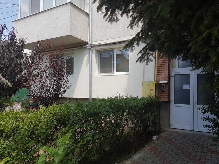Apartament cu 3 camere decomandat în Exterior Vest