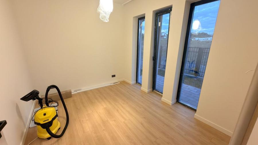 Casă cu 4 camere cu Teren 300 Mp în Broscărie