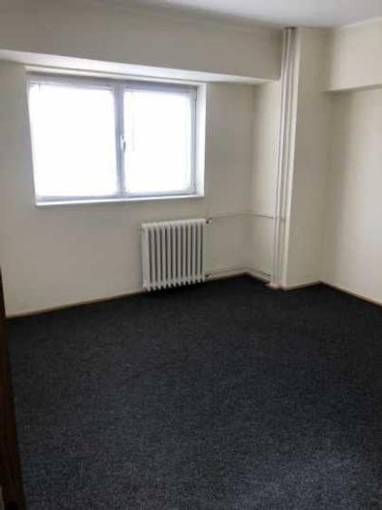 Apartament cu 3 camere semidecomandat, mobilat în P-ța Unirii