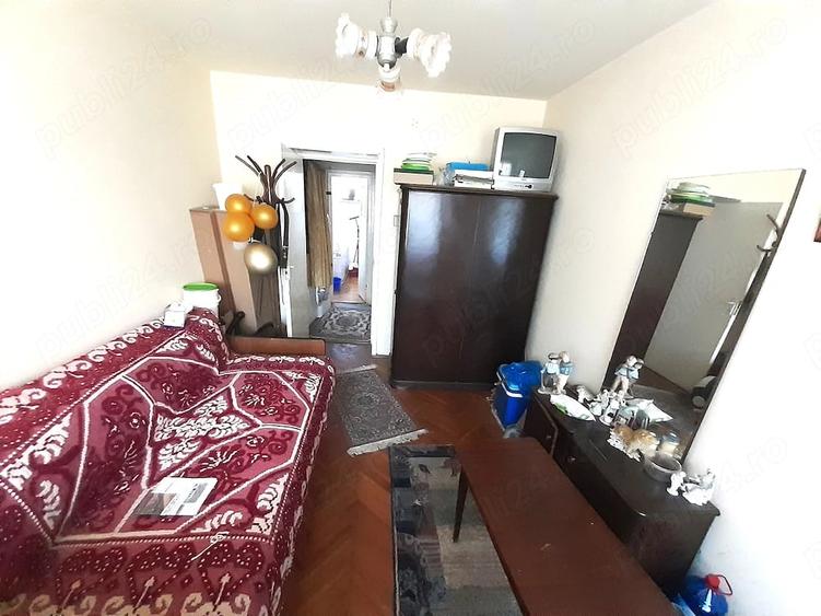 Apartament cu 3 camere semidecomandat în Cetate