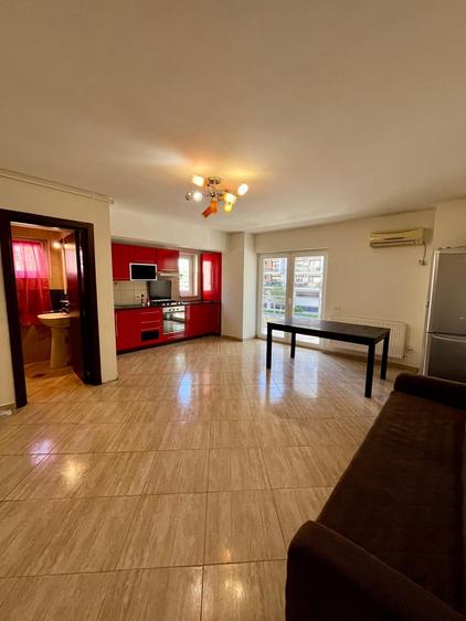 Apartament cu 3 camere, mobilat în Central