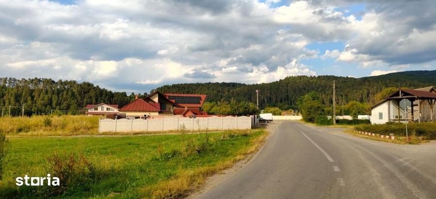 Teren ingradit langa casa locuita la intrare in Teliu - 1