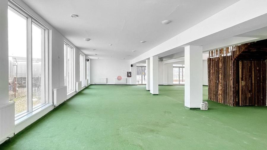 Spațiu comercial, de 1,800 mp, în 13 Decembrie