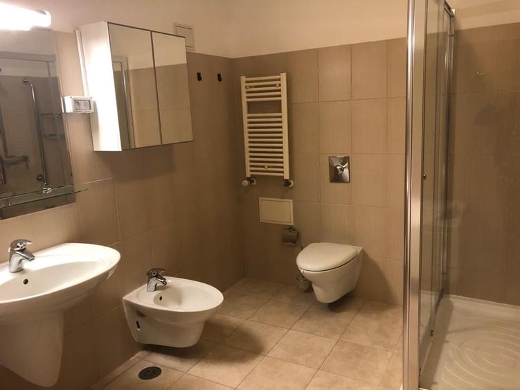 Apartament cu 3 camere decomandat în Primăverii