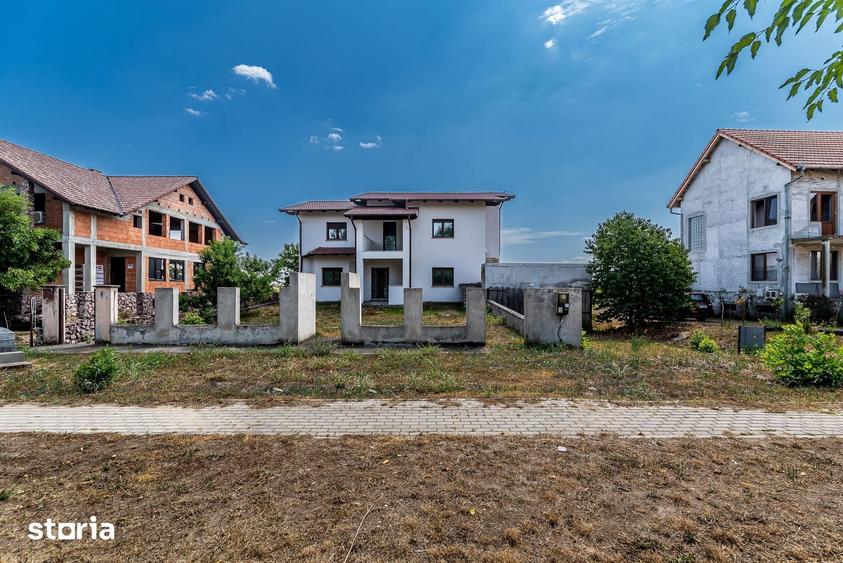 Casă cu 9 camere cu Teren 997 Mp în Zimandu Nou