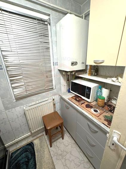 Apartament cu 3 camere semidecomandat, mobilat în Micro 38