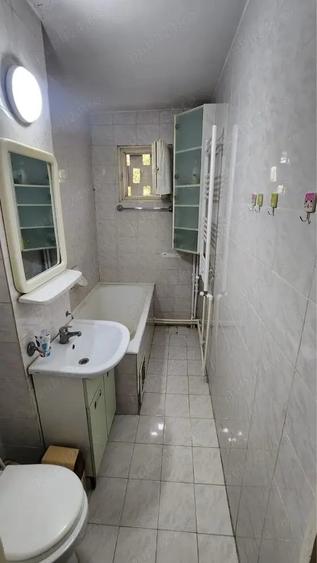 Apartament cu 3 camere semidecomandat, mobilat în Tomis Nord