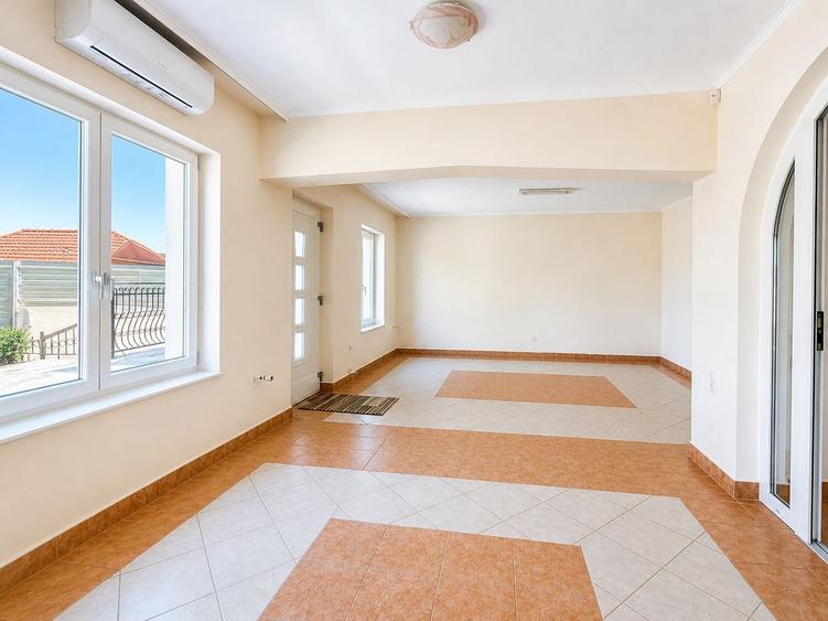 Casă individuală cu 7 camere cu Canalizare în Sânmartin