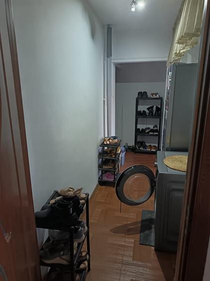 Apartament cu 3 camere semidecomandat în Craiovița Nouă