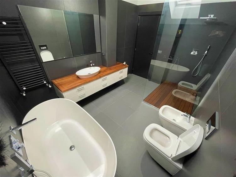 Apartament cu 4 camere decomandat, mobilat în Ultracentral