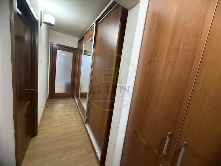 Apartament cu 3 camere semidecomandat, mobilat în Rovine