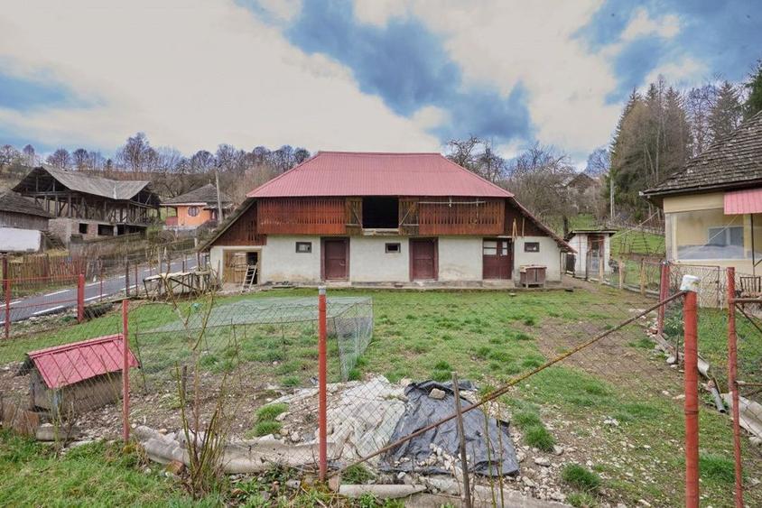 Casă cu 4 camere cu Canalizare în Nucșoara