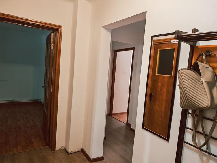Apartament cu 3 camere decomandat în Mofleni