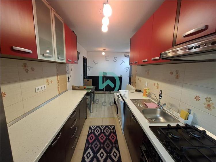 Apartament cu 3 camere semidecomandat în Tractorul