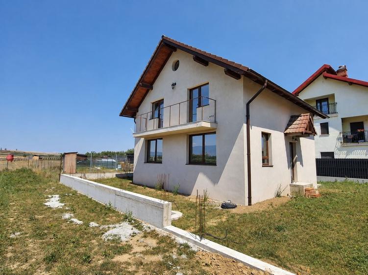 Casă individuală cu 4 camere cu Teren 300 Mp în Exterior Sud