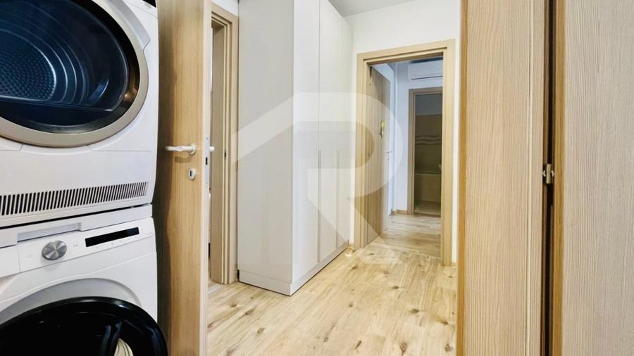 Apartament cu 4 camere semidecomandat în Băneasa
