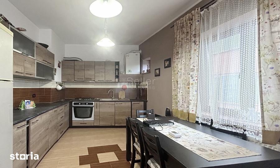 Casă cu 7 camere cu Teren 178 Mp în Florilor