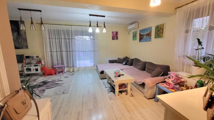 Duplex cu 5 camere cu Canalizare în Roșu