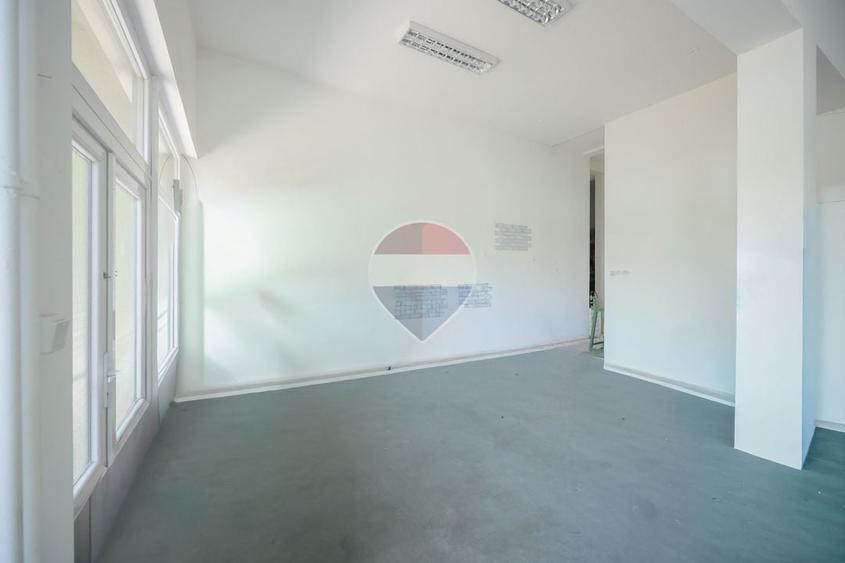 Spațiu comercial, de 75.860000610352 mp, în Rogerius