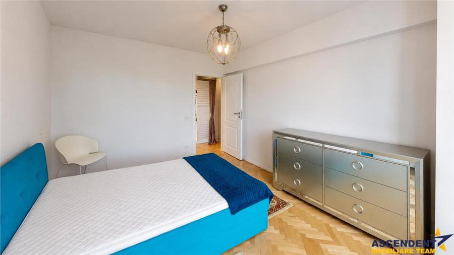 Vedere spre gradina, decomandat si renovat, Centrul Civic, B - 8