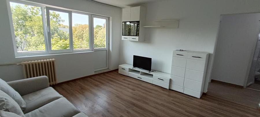 Apartament cu 3 camere semidecomandat, mobilat în Nord
