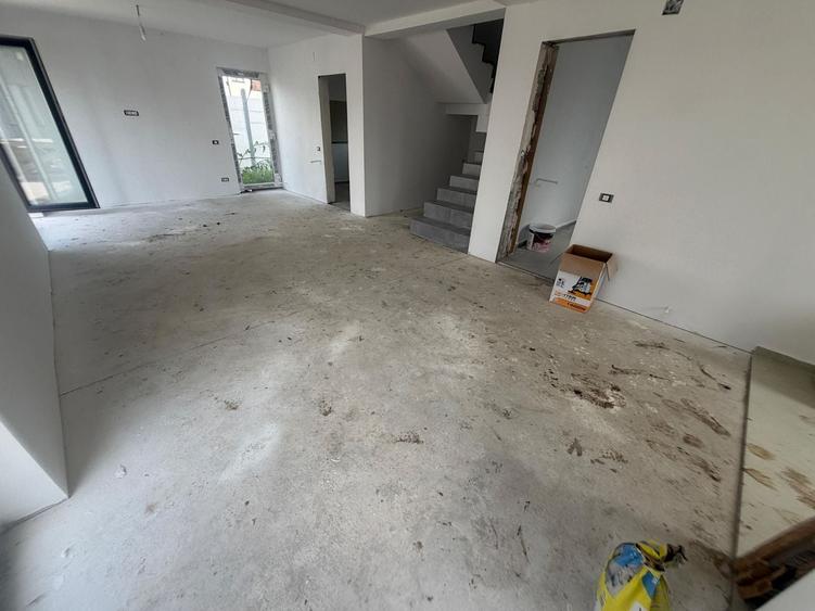 Casă individuală cu 4 camere cu Canalizare în Central