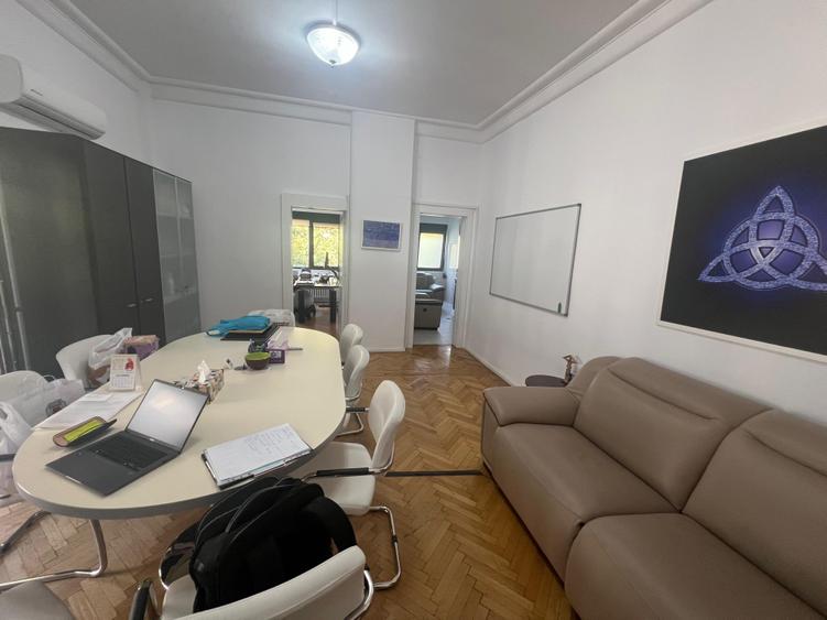 Apartament cu 4 camere decomandat în Capitale