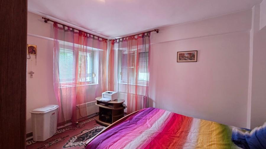 Apartament cu 3 camere semidecomandat în Calea Moroieni