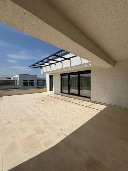 Penthouse cu 5 camere decomandat în Pipera