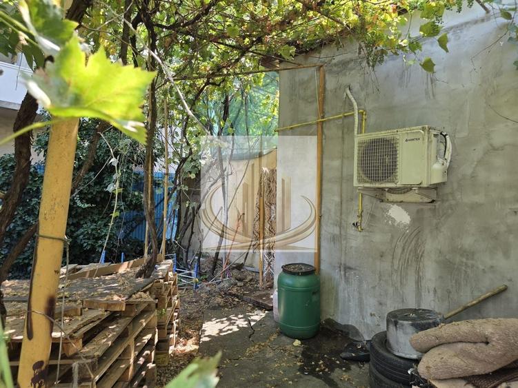 Casă individuală cu 6 camere cu Canalizare în Lipovei