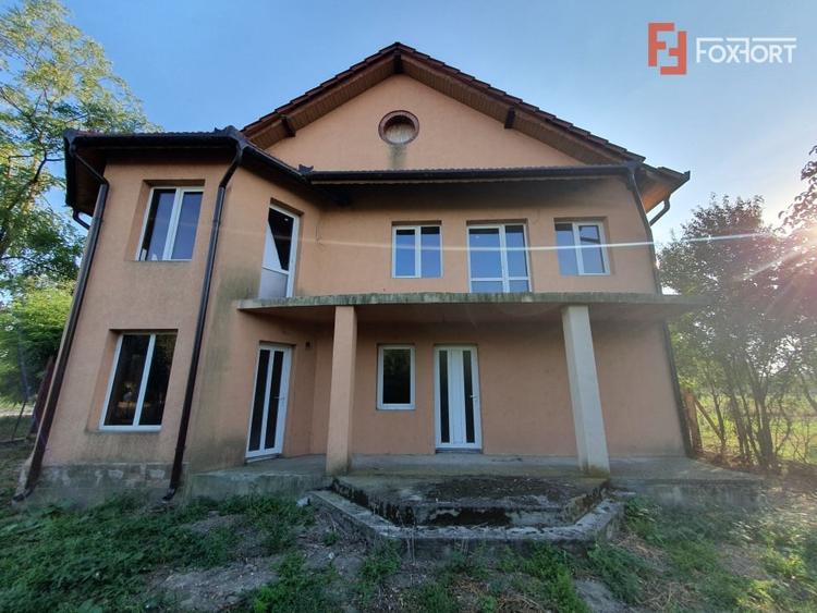 Casă individuală cu 5 camere cu Canalizare în Jebel