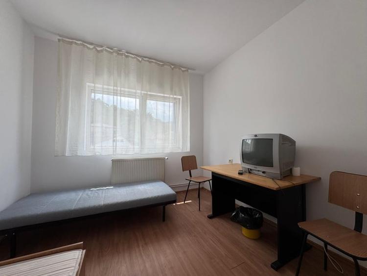 Casă individuală cu 18 camere decomandat cu Canalizare în Carierei