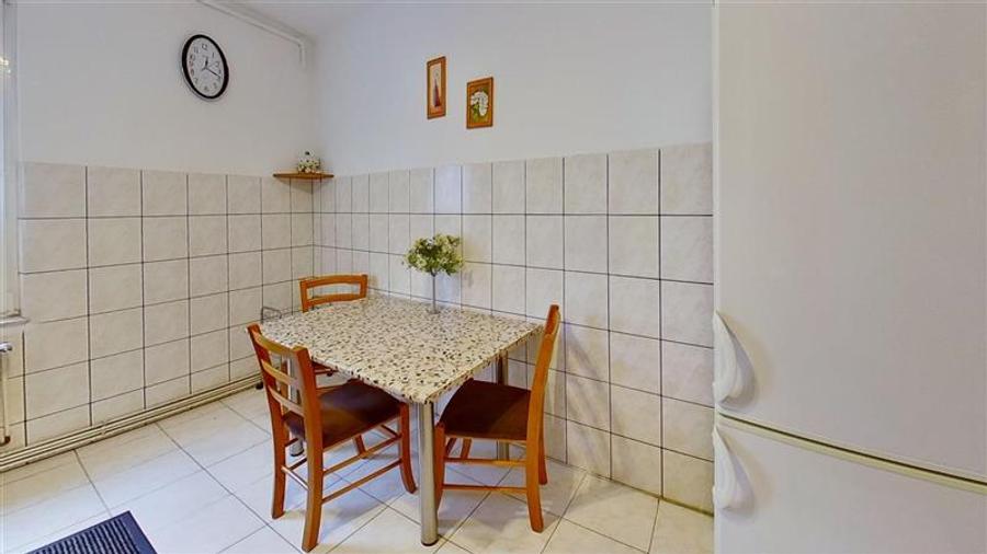 Apartament cu 4 camere decomandat, mobilat în Tractorul