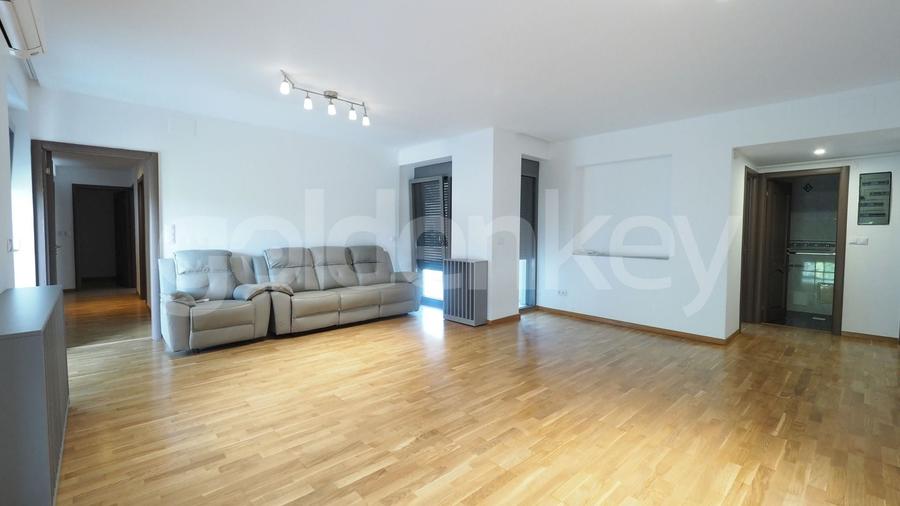 Apartament cu 4 camere semidecomandat în Băneasa