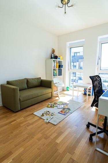 Apartament cu 3 camere semidecomandat, mobilat în Est
