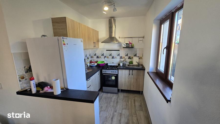 Casă cu 5 camere cu Teren 1270 Mp în Izvoarele