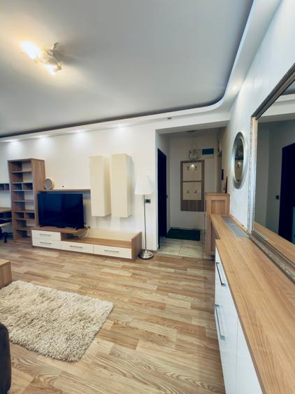 Apartament cu 3 camere decomandat în Tractorul