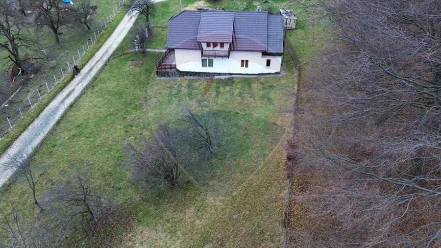 Casă individuală cu 7 camere cu Teren 3580 Mp în Tohănița