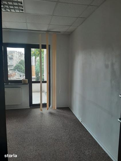 Apartament cu 5 camere decomandat în Romană