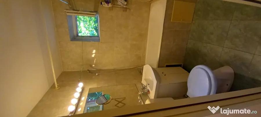 Apartament cu 3 camere semidecomandat în P-ța Reșița