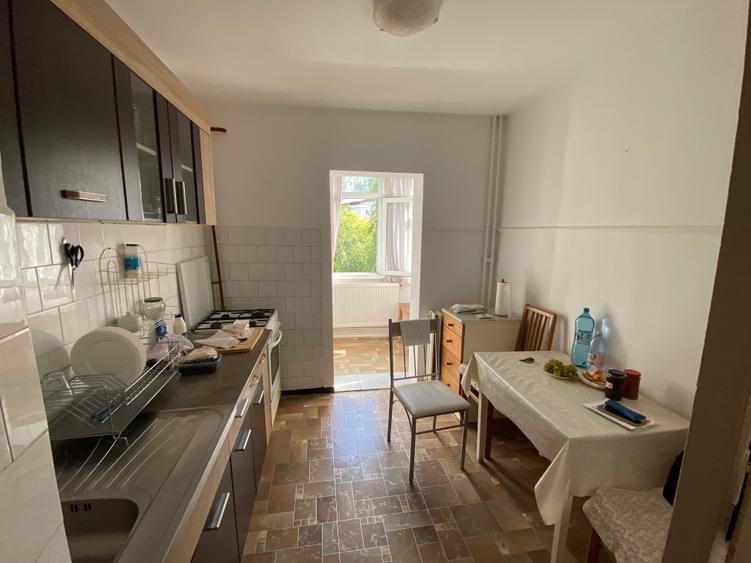 Apartament cu 3 camere decomandat în Nicolina