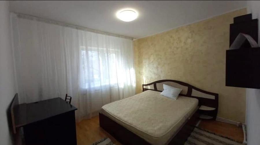 Apartament cu 3 camere decomandat în Nicolina