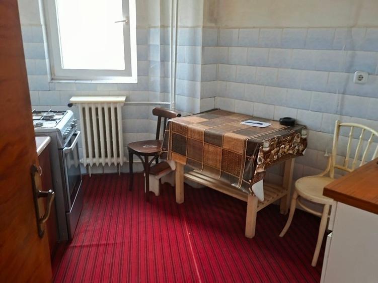Apartament cu 4 camere decomandat în Drumul Taberei