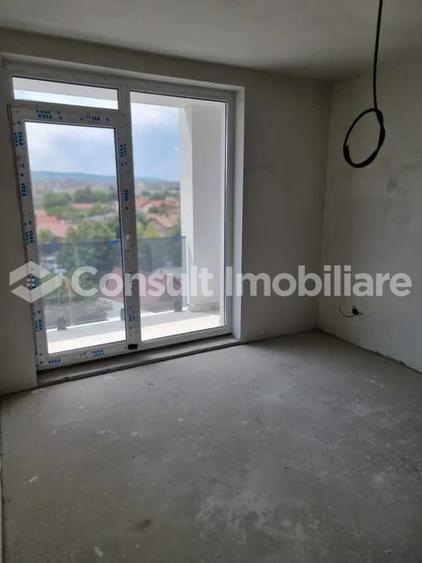 Apartament cu 4 camere semidecomandat în Mărăști