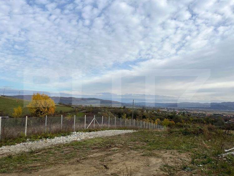 Casă individuală cu 4 camere cu Teren 3000 Mp în Uriu