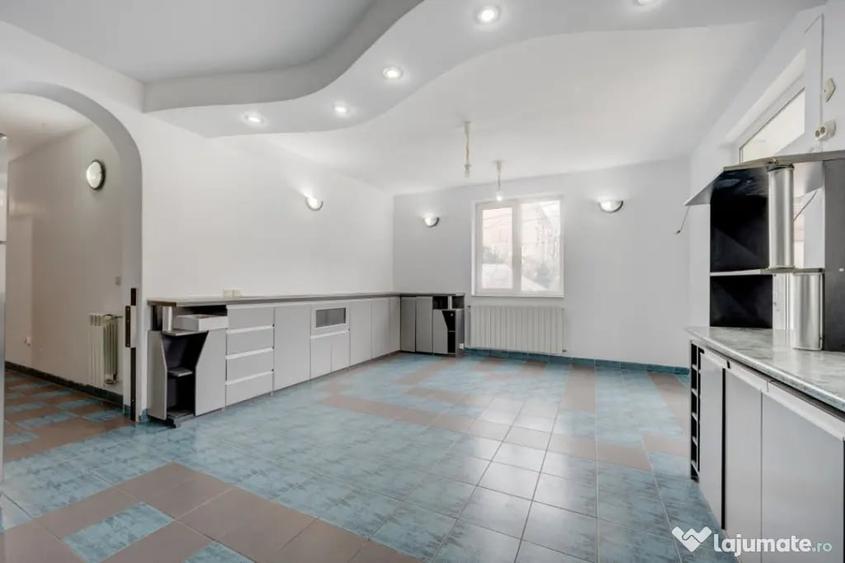 Casă cu 7 camere cu Teren 300 Mp în Uverturii