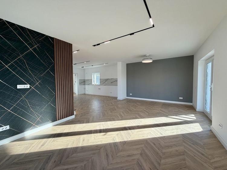 Casă cu 4 camere cu Teren 500 Mp în Valea Adâncă