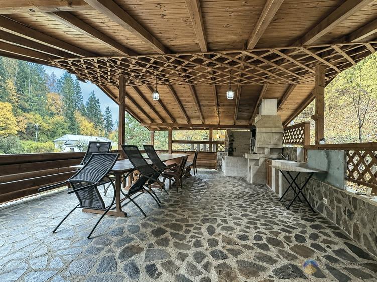Casă cu 10 camere cu Canalizare în Vest