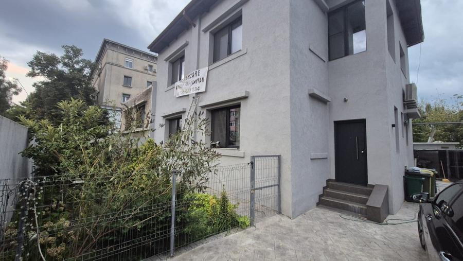 Casă individuală cu 7 camere cu Canalizare în Drumul Sării