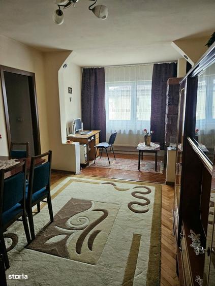 Apartament cu 4 camere semidecomandat în Central